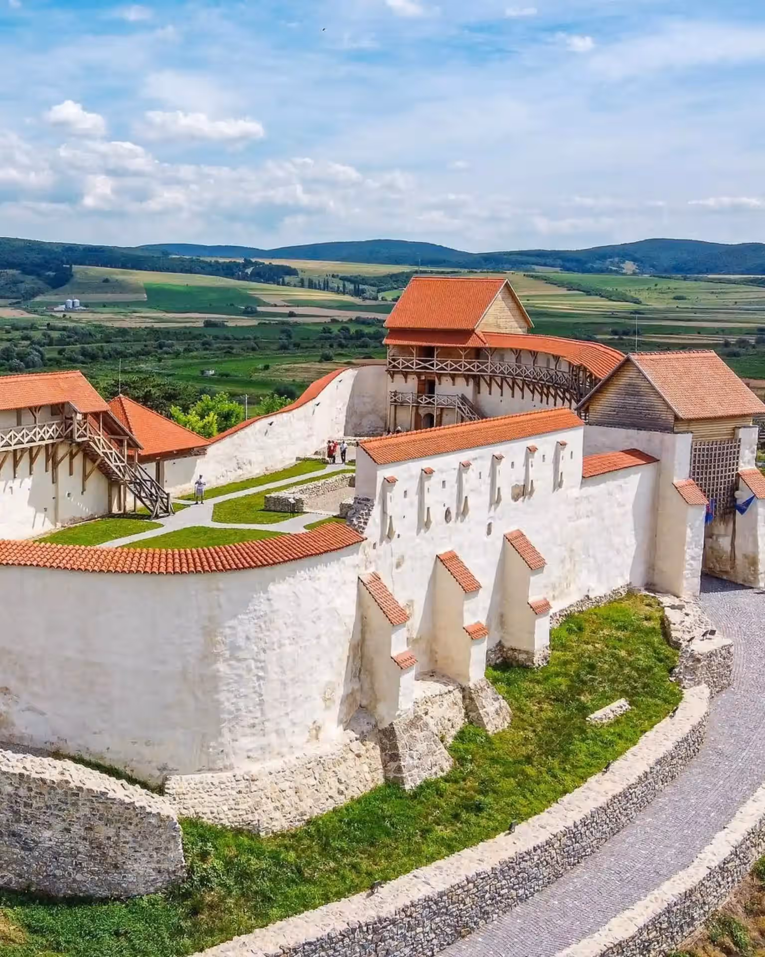 Cetatea Feldioara văzută de sus, cu dealurile Țării Bârsei Cetatea Feldioara văzută de sus, cu dealurile Țării Bârsei
