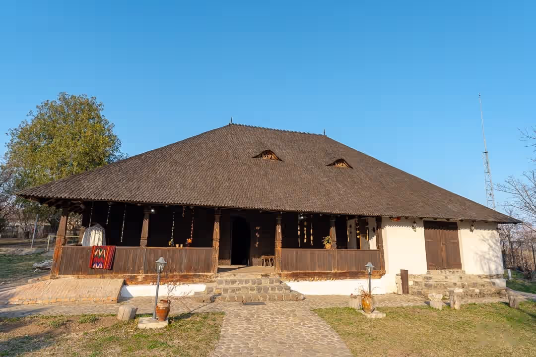 Casa Crama 1777 din Valea Călugărească pe cer senin Casa Crama 1777 din Valea Călugărească pe cer senin