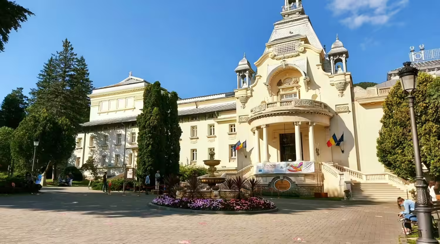 Intrarea principală în Cazinoul Sinaia, cu turnul ornamentat Intrarea principală în Cazinoul Sinaia, cu turnul ornamentat