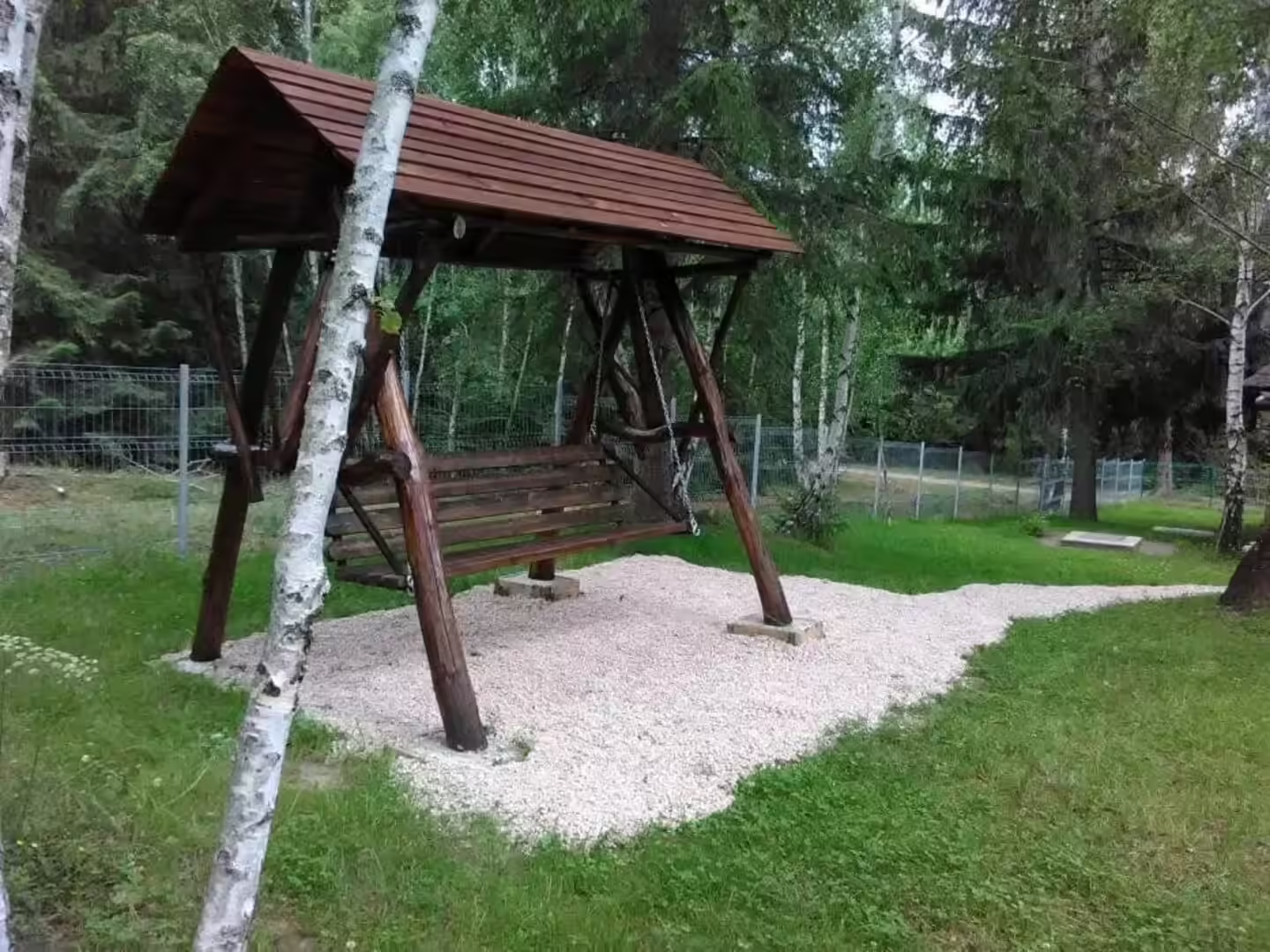 Căsuță în copac cu leagăne în pădurea de la Cabana Beliș