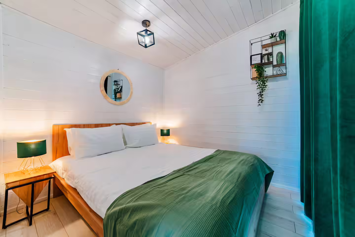 Dormitor cu pat matrimonial și lenjerie verde în cabana SkyAtlas Hideaway Dormitor cu pat matrimonial și lenjerie verde în cabana SkyAtlas Hideaway