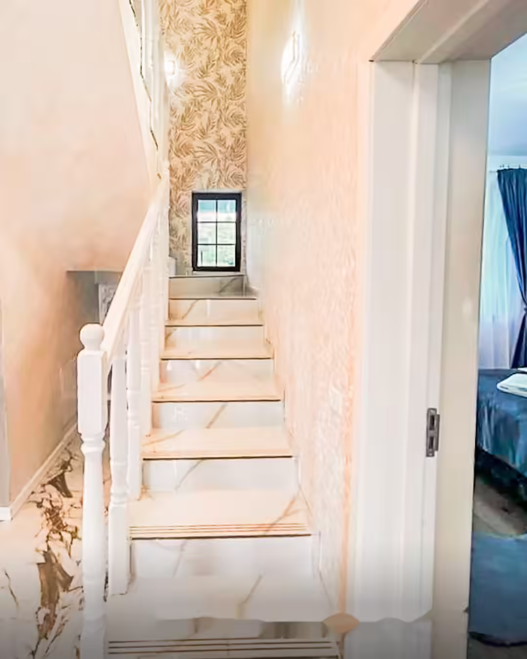 Hol cu scară interioară la Vila Kalibu, județul Neamț