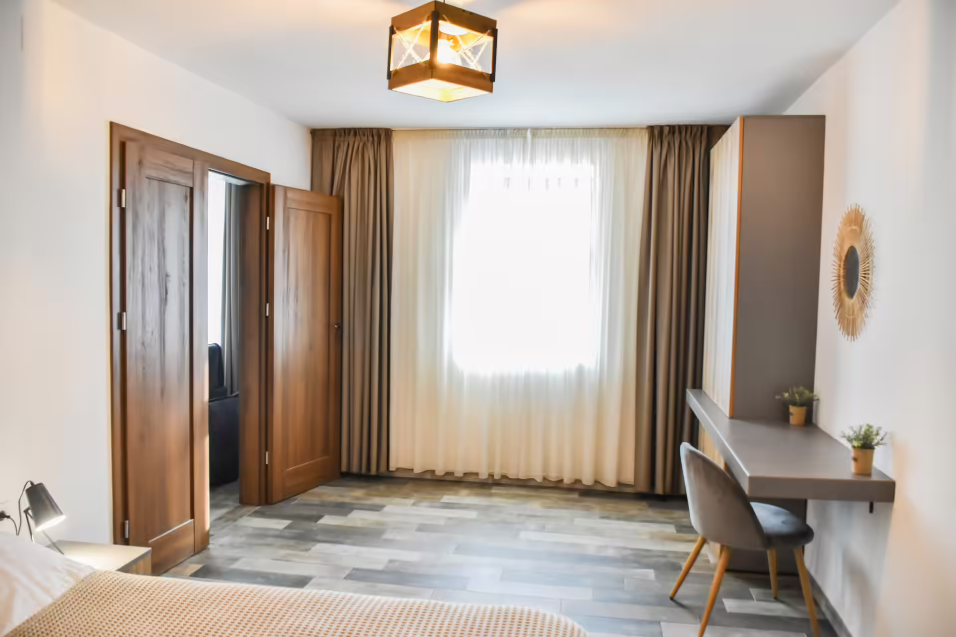Cameră luminoasă cu fereastră, draperii și pat matrimonial la Berg House 31 Cameră luminoasă cu fereastră, draperii și pat matrimonial la Berg House 31