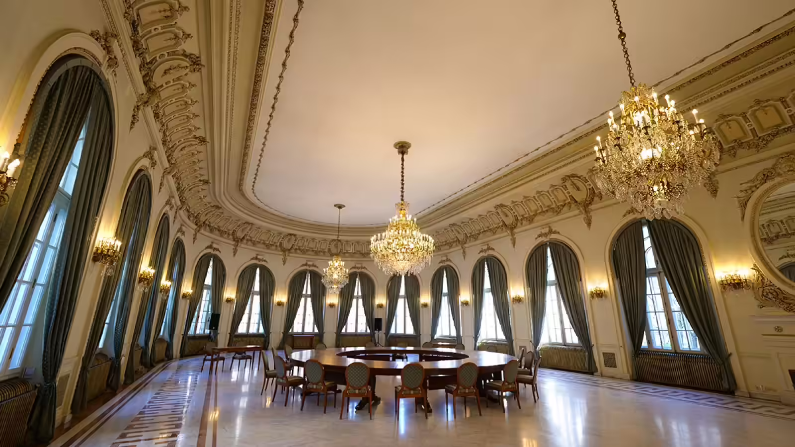 Sala Baccara, Sala Ovală, din Cazinoul Sinaia, cu candelabre de cristal Sala Baccara, Sala Ovală, din Cazinoul Sinaia, cu candelabre de cristal
