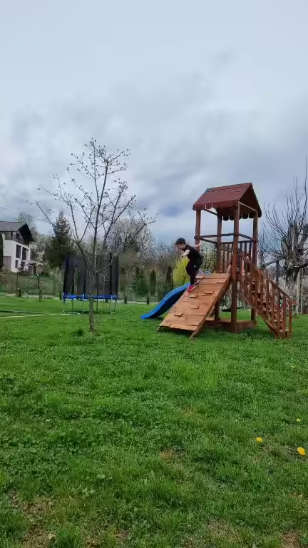 Curte cu loc de joacă pentru copii la Vila Moon, Bezdead Curte cu loc de joacă pentru copii la Vila Moon, Bezdead