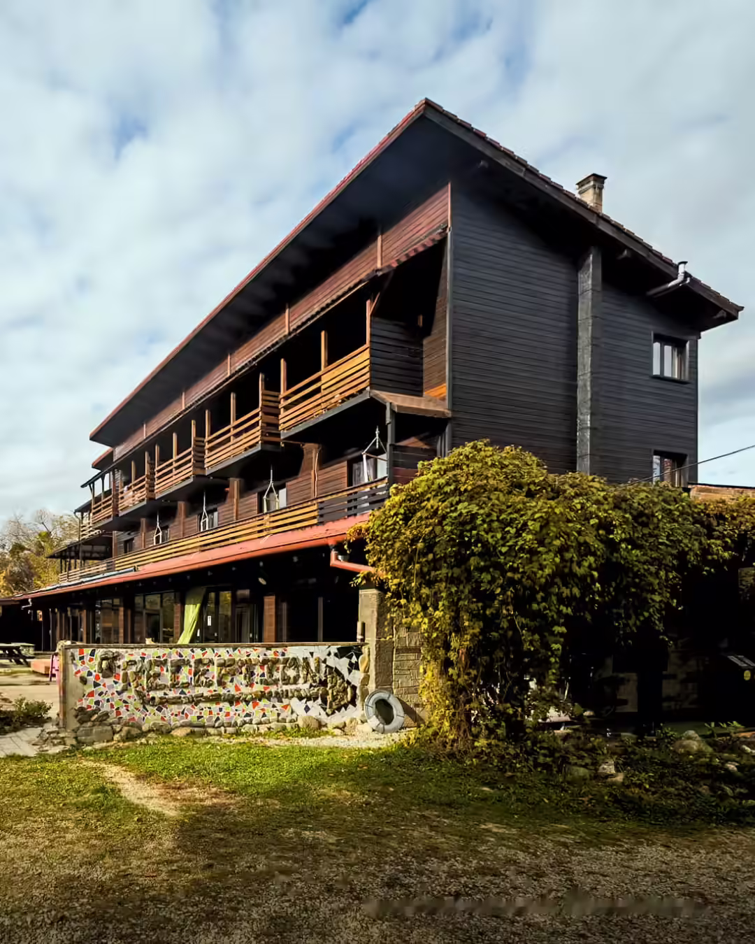 Pensiunea Ana Viștișoara văzută din grădină, cu vegetație bogată în jur Pensiunea Ana Viștișoara văzută din grădină, cu vegetație bogată în jur