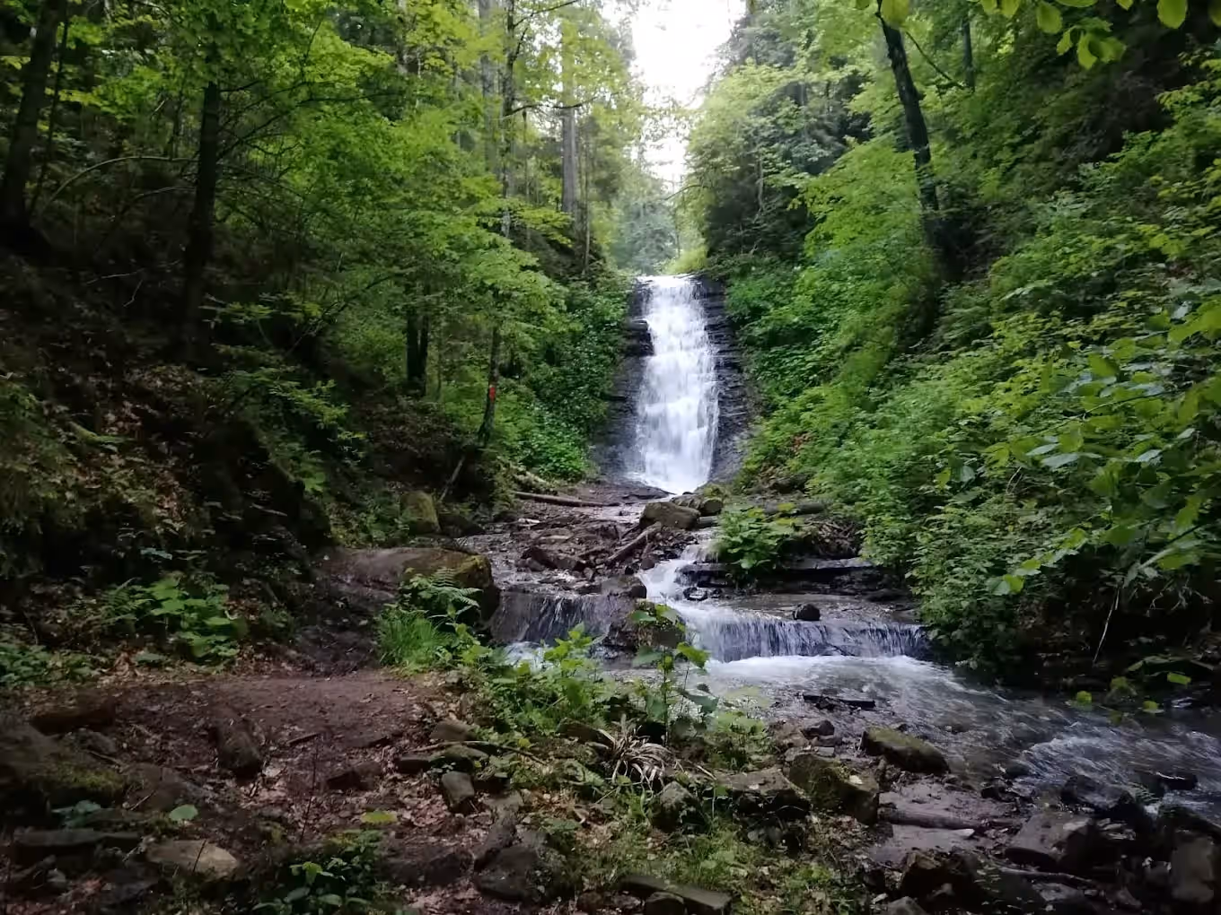 Cascada Bursuc din Putna, România Cascada Bursuc din Putna, România