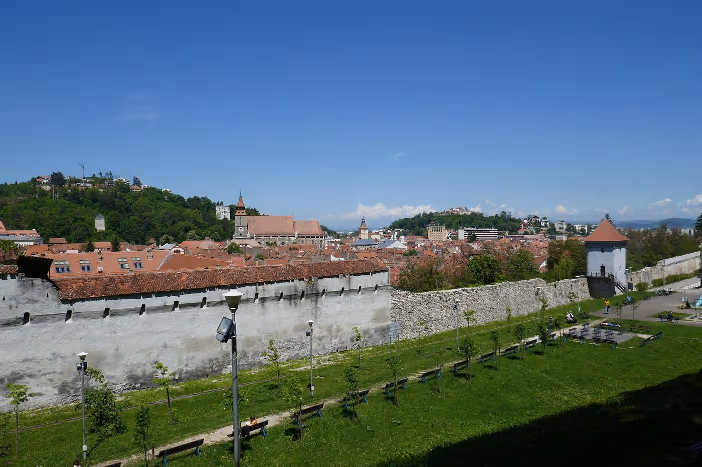 Zidurile cetății medievale a Brașovului lângă Bastionul Țesătorilor