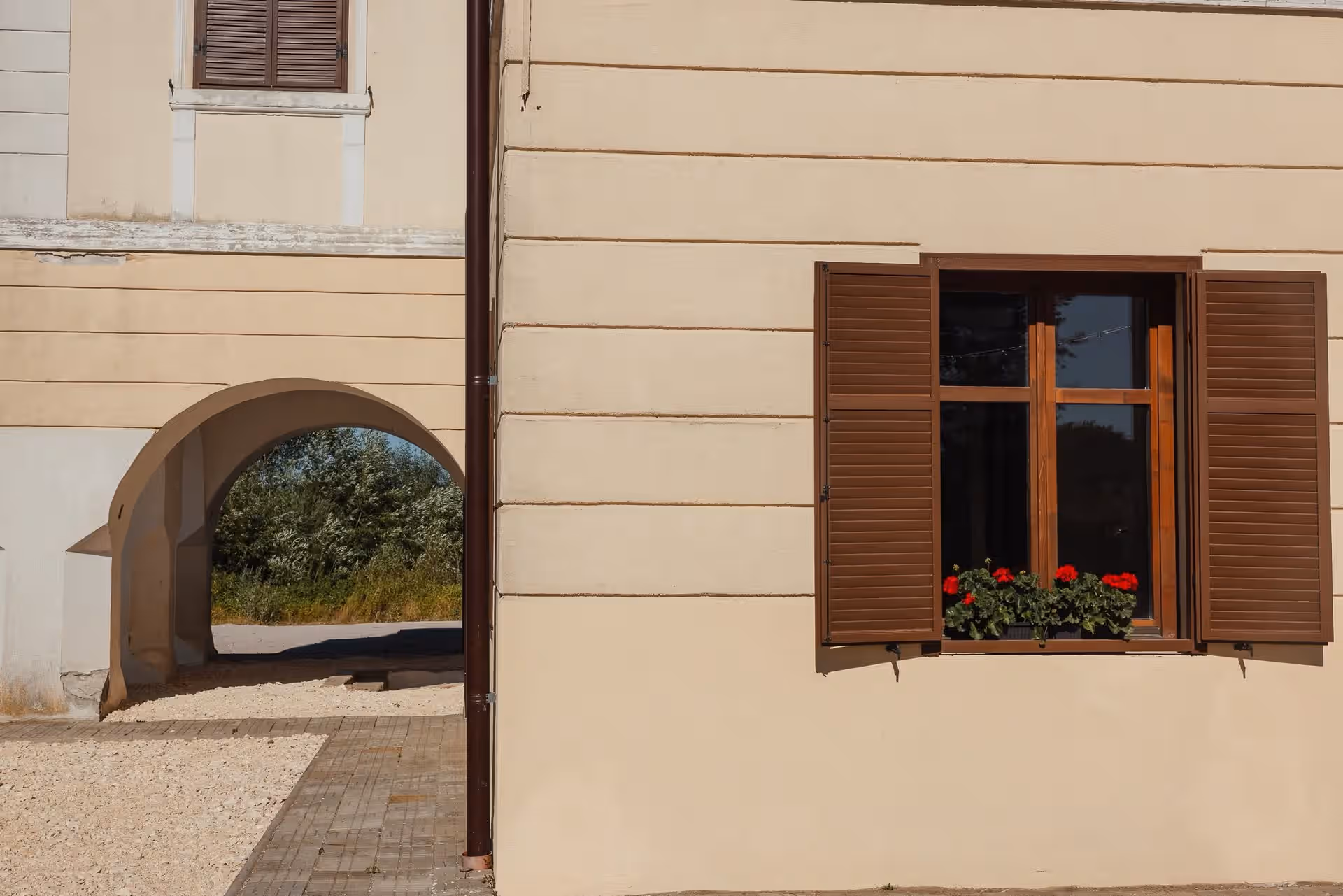 Fereastră cu obloane și gang arcuit la Castelul Brâncoveanu