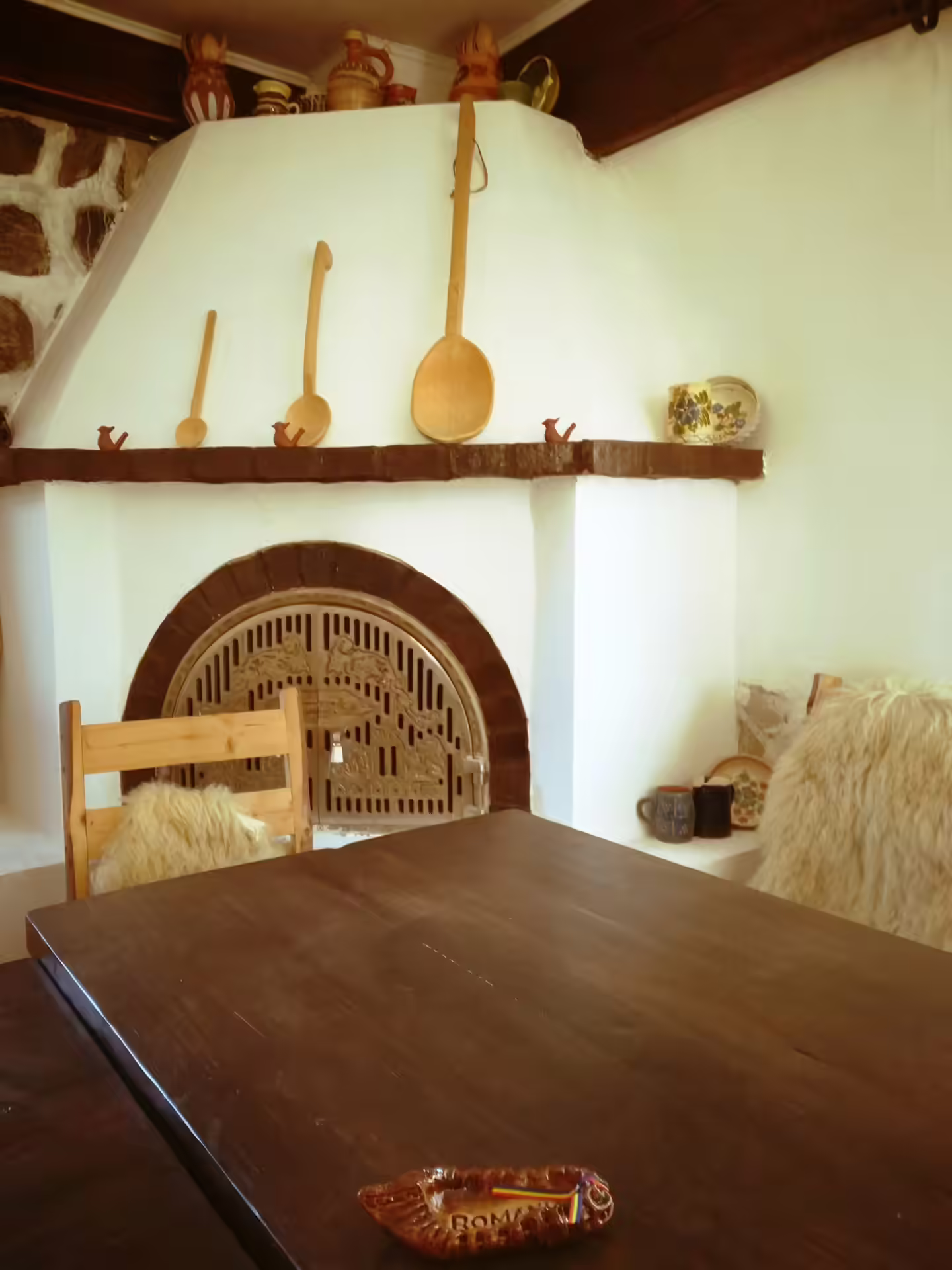 Decor tradițional cu instrumente populare în salonul Casa Haiducilor Sătic Decor tradițional cu instrumente populare în salonul Casa Haiducilor Sătic