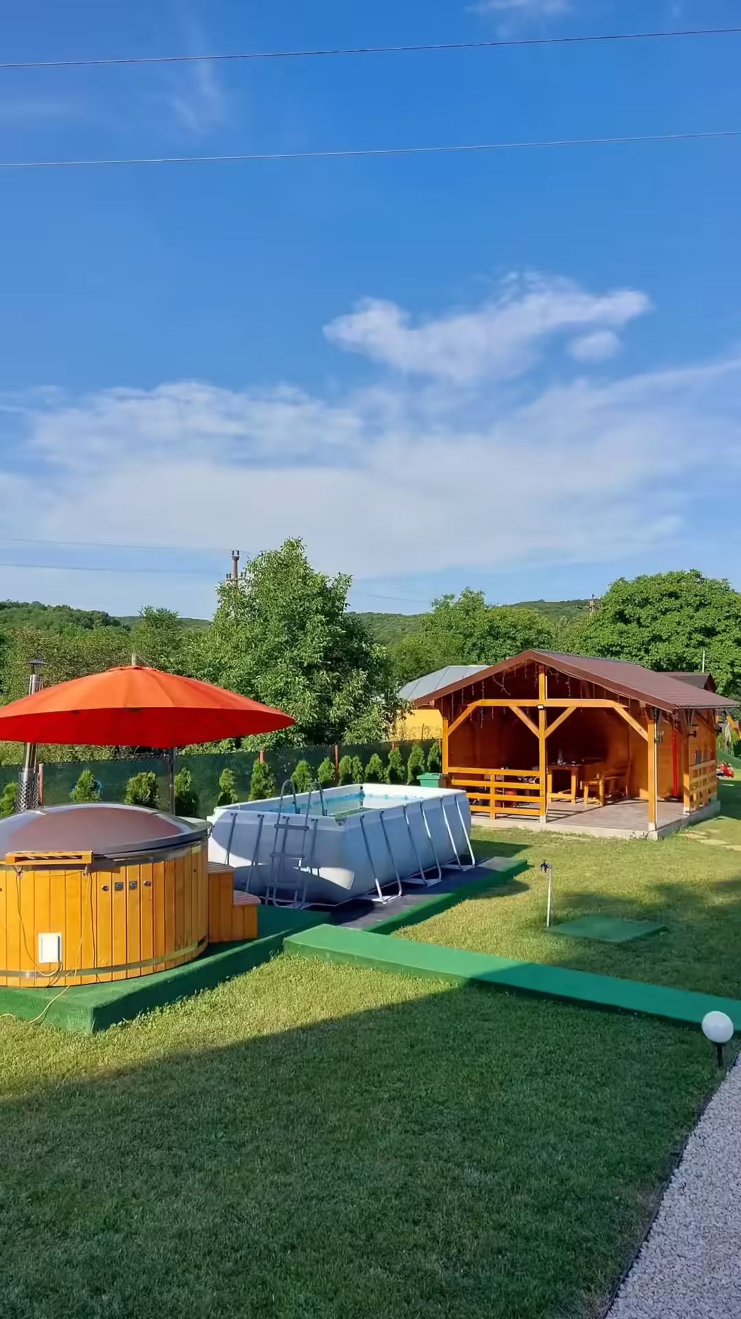 Curte cu gazon, foișor și ciubăr vara la Cabana A-frame Nis Curte cu gazon, foișor și ciubăr vara la Cabana A-frame Nis