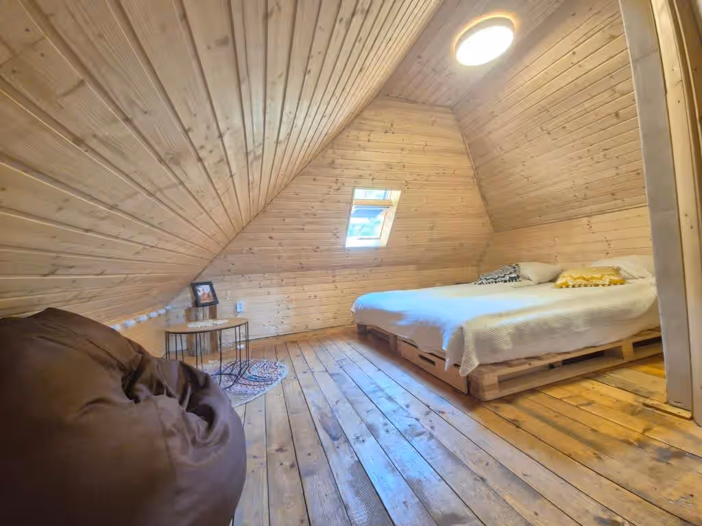 Bats Cave Hut Transylvania din Sub Piatră, România, fotografia 14