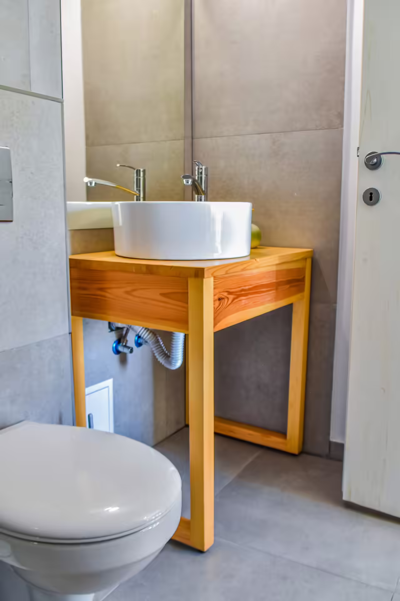 Baie privată cu lavoar pe suport din lemn, Silver Bungalow