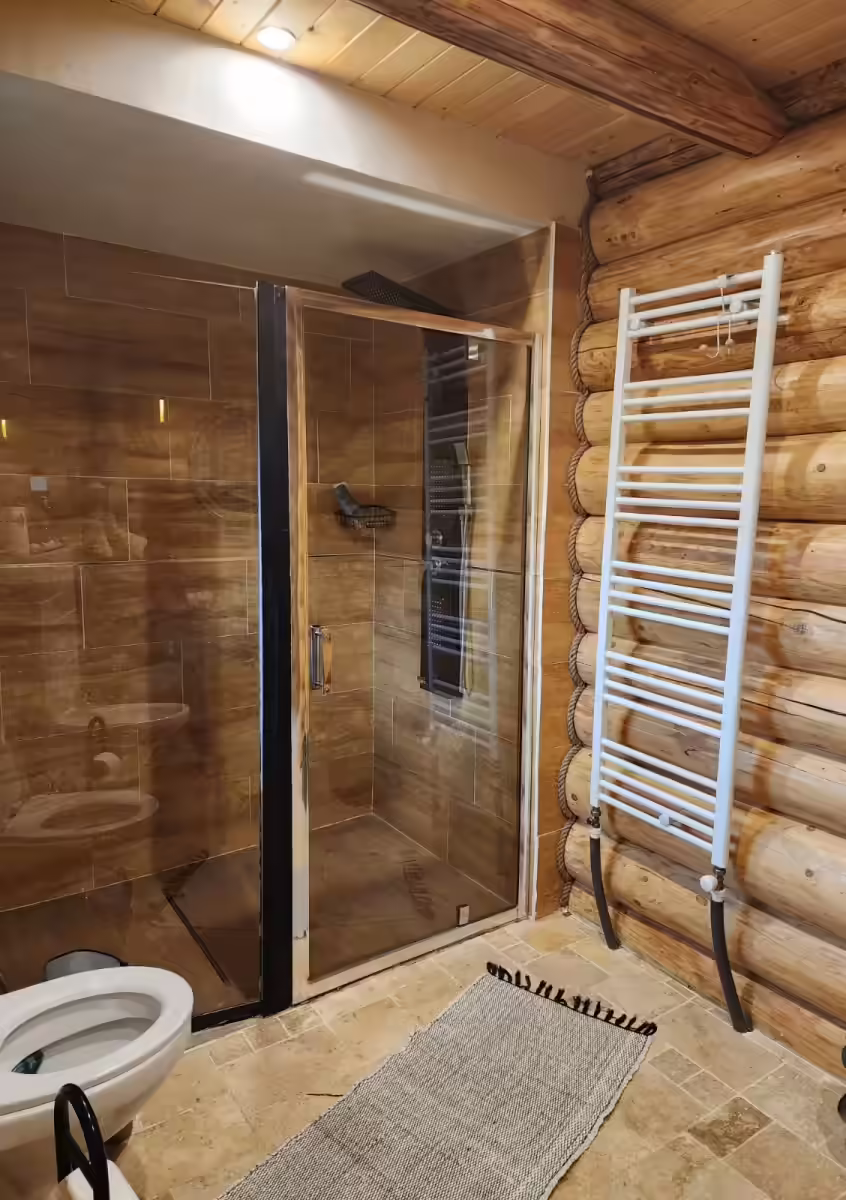 Baie modernă cu duș și radiator de prosoape la Cabana Cacica Hill Baie modernă cu duș și radiator de prosoape la Cabana Cacica Hill