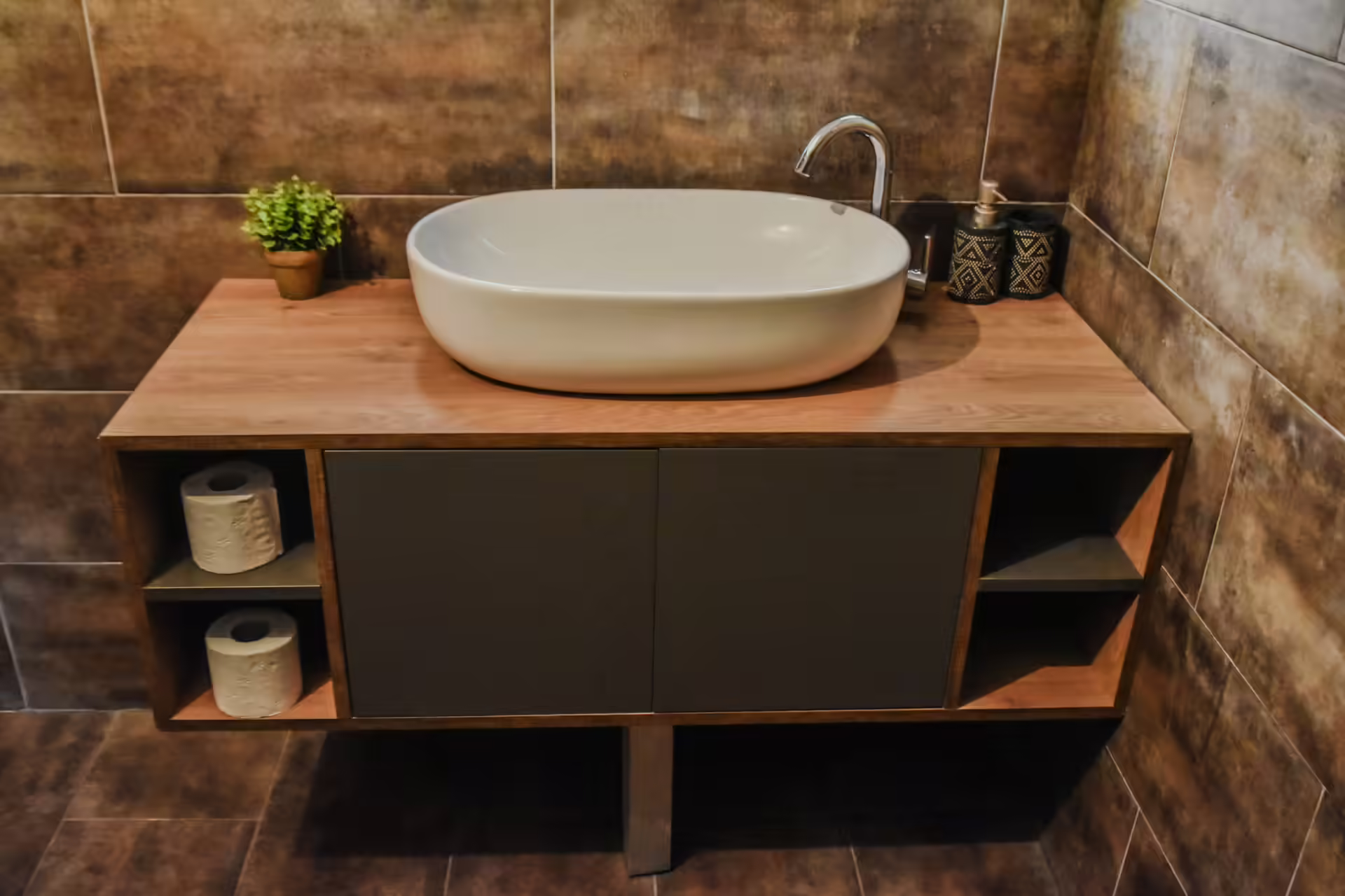 Baie modernă cu lavoar tip bol pe blat din lemn la Berg House 31 Baie modernă cu lavoar tip bol pe blat din lemn la Berg House 31