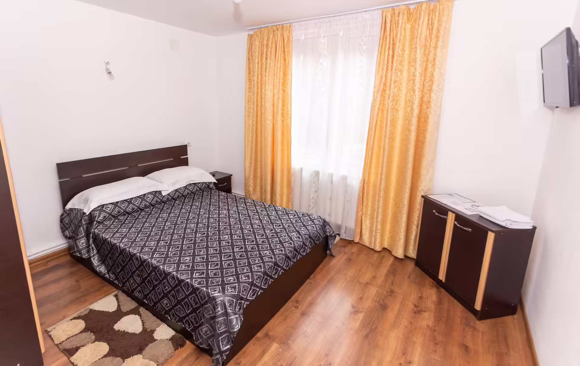 Cameră dublă cu televizor și parchet la Casa Leu Cameră dublă cu televizor și parchet la Casa Leu