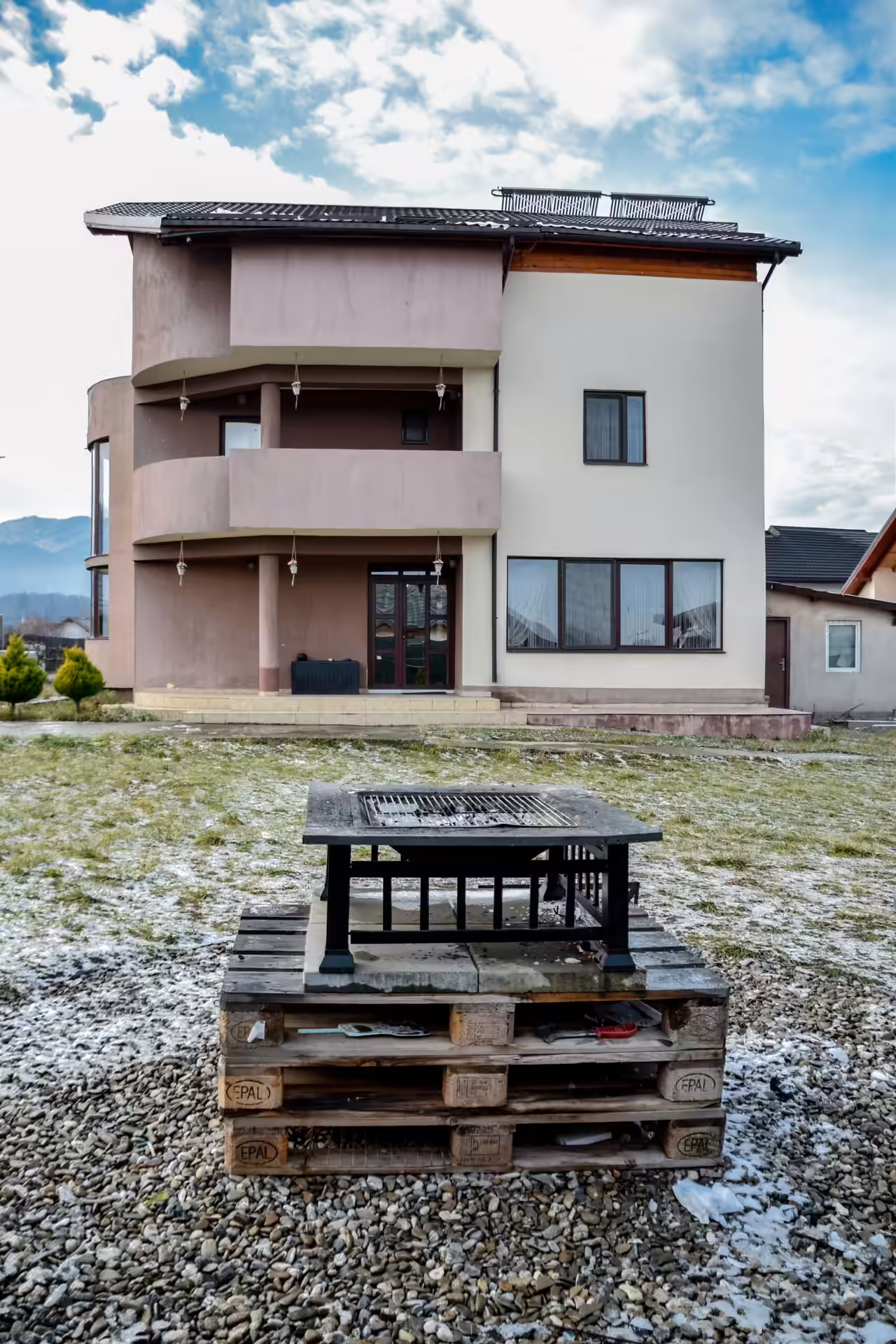 Fațada Vilei Mik Guesthouse și grătarul din curte Fațada Vilei Mik Guesthouse și grătarul din curte
