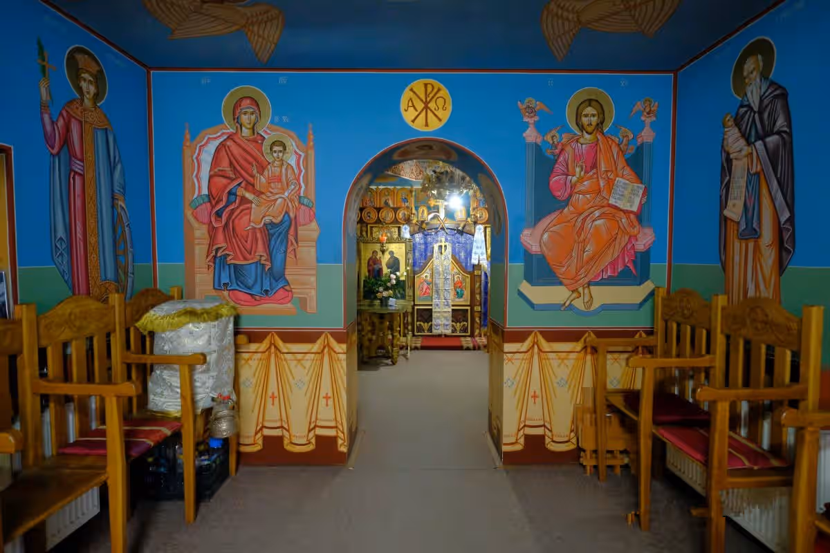 Interior pictat în culori vii la Schitul Sfânta Ana
