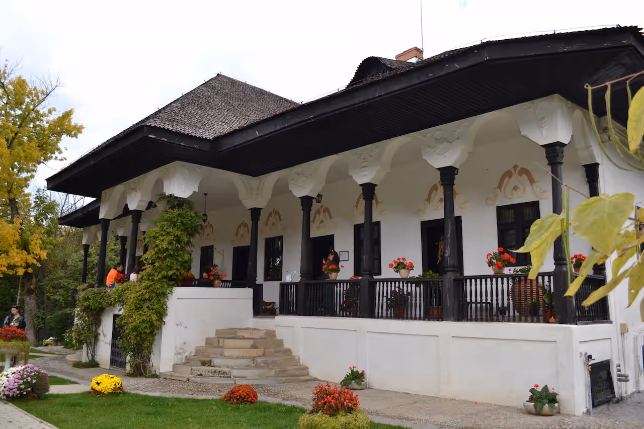 Muzeul Conacul Bellu din Urlați cu scara de intrare și balustrada neagră Muzeul Conacul Bellu din Urlați cu scara de intrare și balustrada neagră