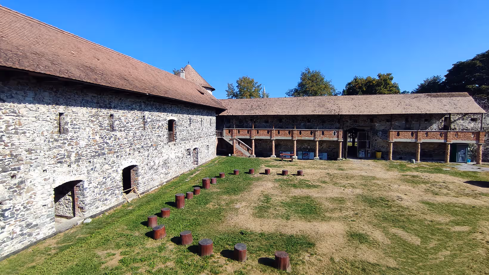 Curtea interioară a Castelului Sükösd Bethlen sub cer senin Curtea interioară a Castelului Sükösd Bethlen sub cer senin