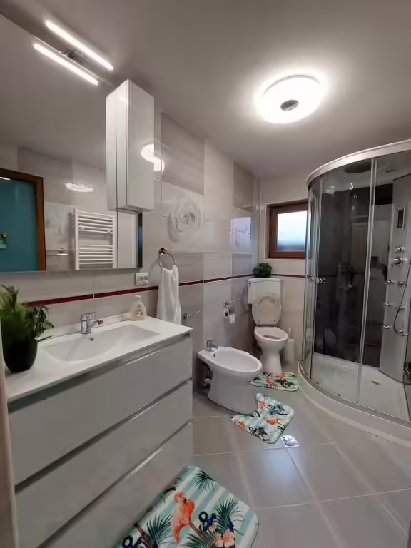 Baie cu cabină de duș și lavoar modern la Maria's Dream House, Zărnești