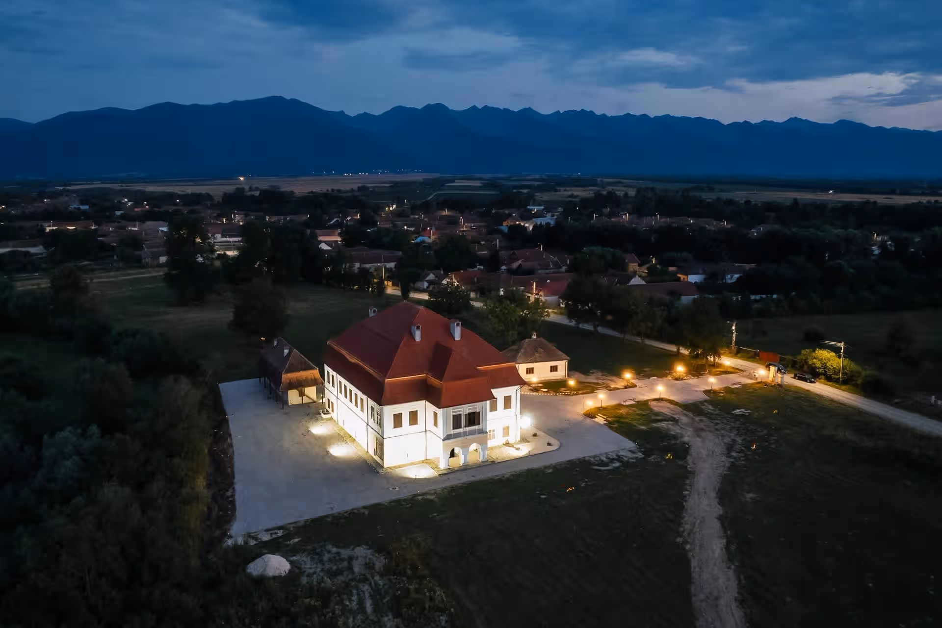 Castelul Brâncoveanu la apus, cu Munții Făgărașului în fundal