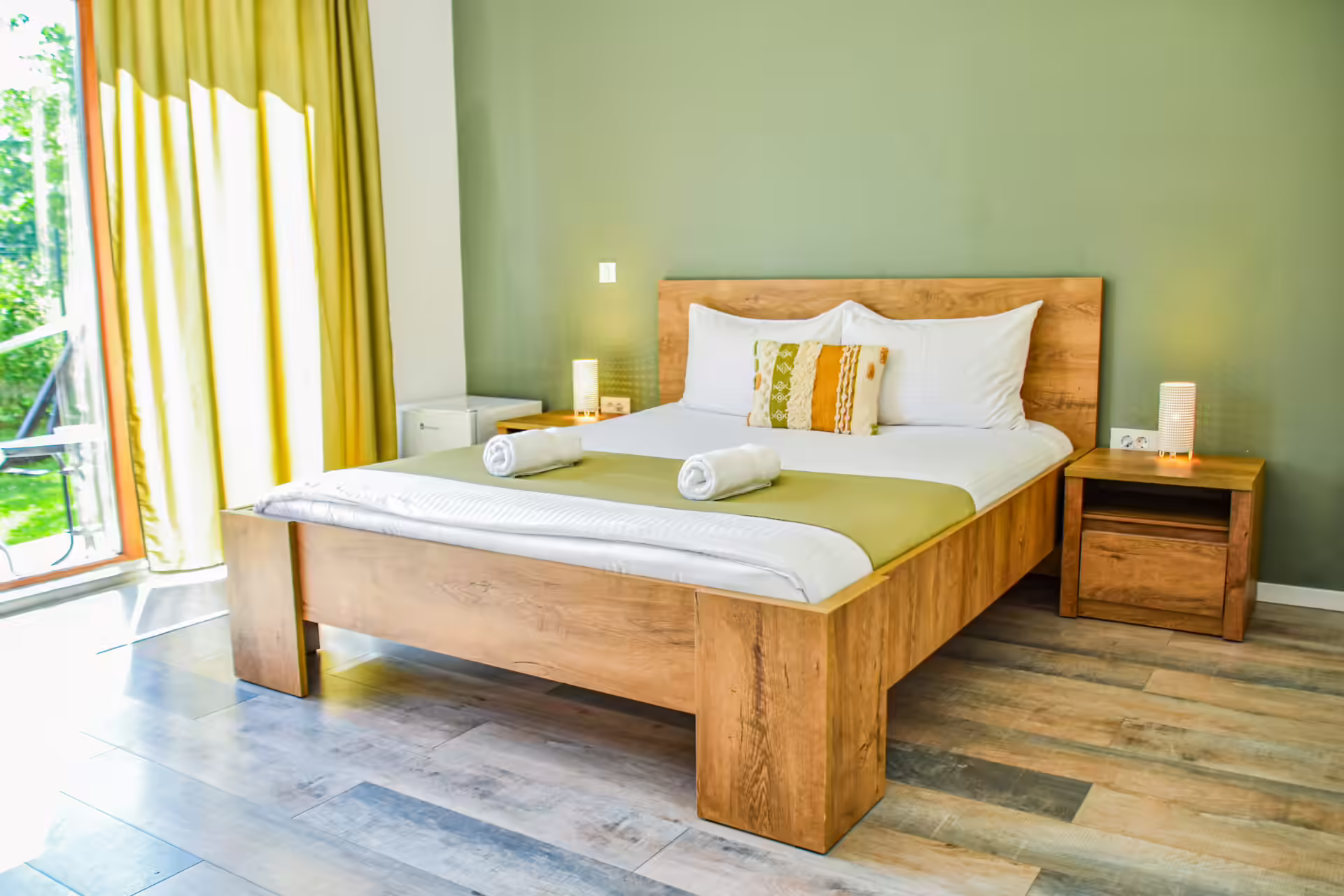 Cameră cu perete verde și pat dublu la Silver Bungalow Săcele