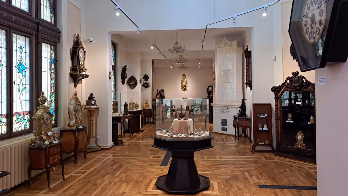 Sala principală cu vitrine de ceasuri la Muzeul Ceasului Nicolae Simache