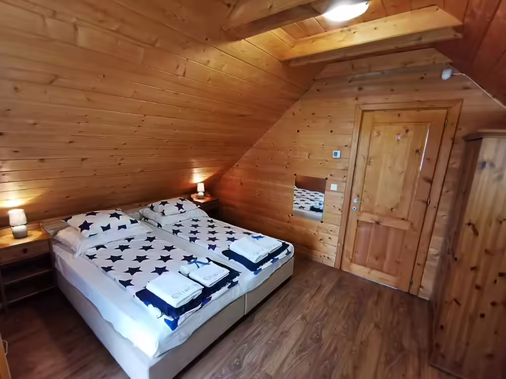 Ciubăr cu hidromasaj în grădina Ohana Boutique Hotel, cu mobilier de terasă