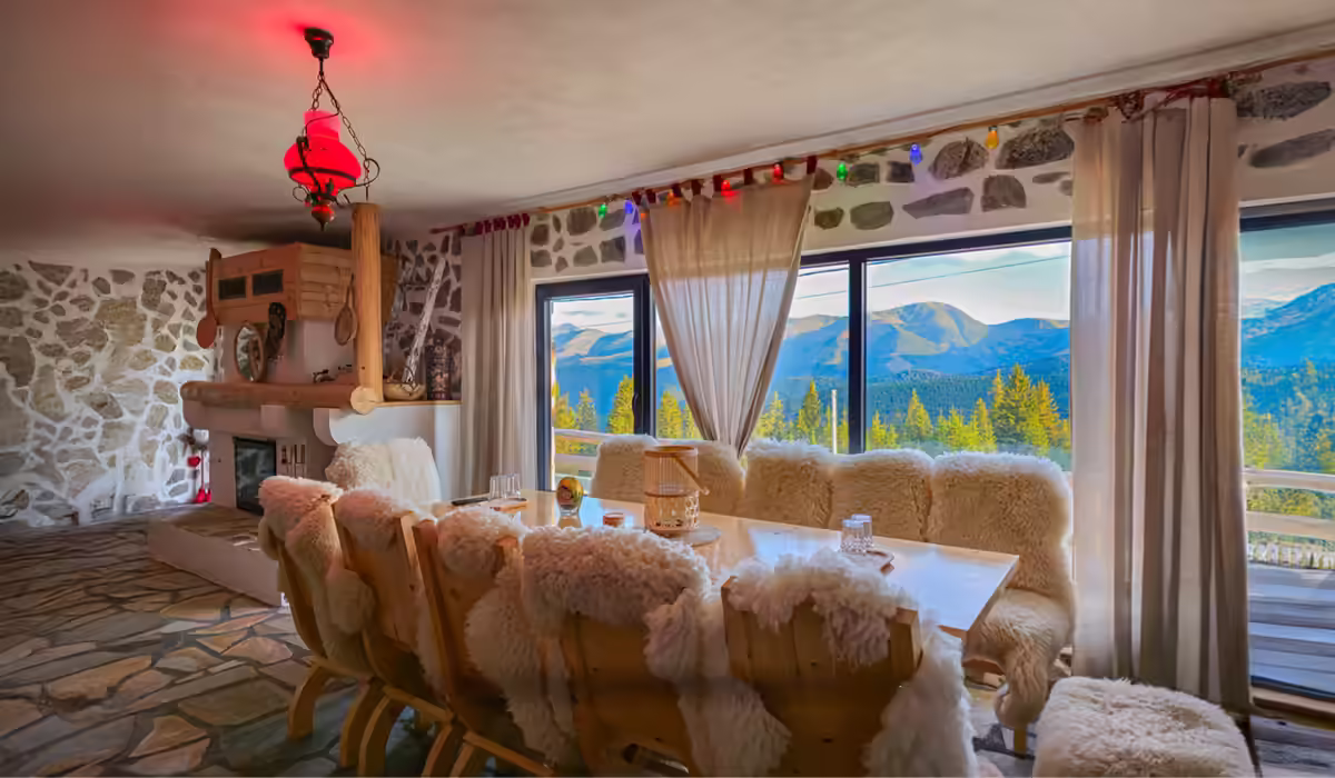 Living cu șemineu și vedere panoramică la munte, Cabana Alaska Rânca